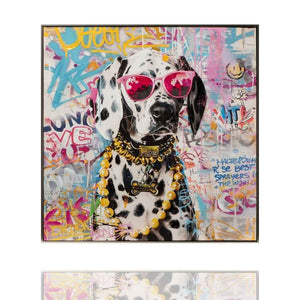 Das Hunde Gemälde von einem Dalmatiner hat vorwiegend die Farbe Pink. Der Hund trägt eine pinkfarbene Brille und Goldketten. Das Acrylgemälde hat einen feinen Rahmen.