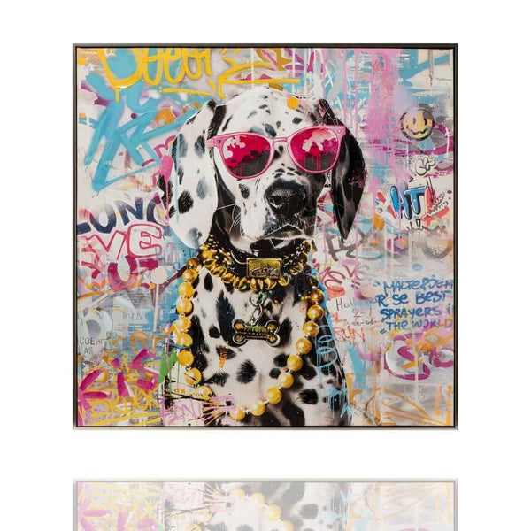 Das Hunde Gemälde von einem Dalmatiner hat vorwiegend die Farbe Pink. Der Hund trägt eine pinkfarbene Brille und Goldketten. Das Acrylgemälde hat einen feinen Rahmen.
