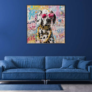Ein Hunde Gemälde hängt an einer blauen Wand. Auf dem Bild ist ein Dalmatiner zu sehen der vor einem Graffiti Hintergrund sitzt. Das Acrylgemälde hängt über einem blauen Sofa.