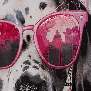 Eine große pinkfarbene Brille ziert den Kopf des Dalmatiners.