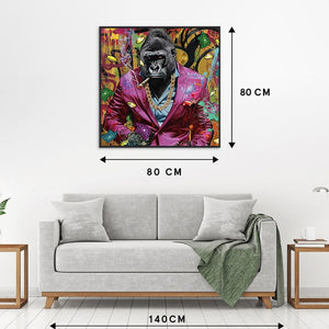 An der Wand hängt das Bild von einem Gorilla in einem pinkfarbenen Anzug. An der Wand sieht man die Maße vom Bild, 80 x80 cm