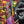 Details vom Gorilla im goldenen Anzug. man kann die einzelnen Pinselstriche deutlich erkennen. Der Gorilla raucht ein en Zigarillo.