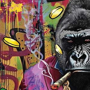 Details vom Gorilla im goldenen Anzug. man kann die einzelnen Pinselstriche deutlich erkennen. Der Gorilla raucht ein en Zigarillo.