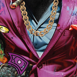 Eine goldenen Halskette auf einem blauen Hemd und darüber ein pinkfarbener Anzug. Das ist das Gemälde Gentleman ink Gorilla.