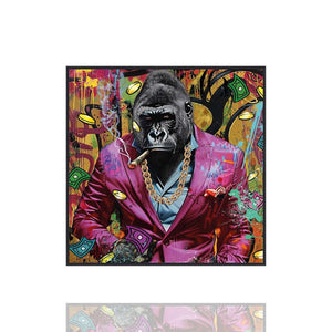 Auf einem Gemälde mit Rahmen ist ein Gorilla in einem pinkfarbenen Anzug zu sehen. Er trägt eine dicke Halskette. Er ist der Teamleader oder Boss.