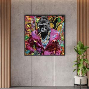 An der grauen Betonwand hängt ein farbenfrohes Gemälde von einem Gorilla im pinkfarbenen Anzug.