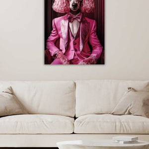 An einer beigen Wand hängt ein Glasbild von einem Pudel in der Farbe Pink. Er trägt einen pinken Anzug und eine rosa Sonnenbrille. Der Pudel sitzt auf einem Sesel vor einem dunklen Vorhang.