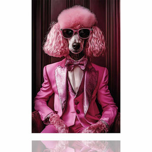 Ein Pudel mit pinken Locken und einem pinkfarbenenAnzug sitzt auf einem Sessel und schaut von einem Glasbild.