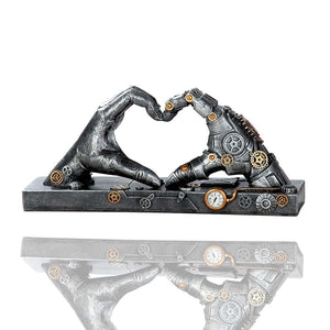 Die Deko Figur ist im Steampunk Style mit Zahnrädern und Ventilen. Zwei Hände formen ein Herz.
