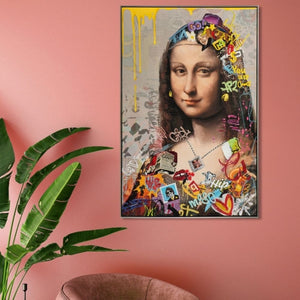 Modern interpretiertes Lisa-Gemälde im Pop-Art-Stil mit bunten Graffiti-Elementen, präsentiert an einer altrosa Wand neben einer großen grünen Zimmerpflanze.
