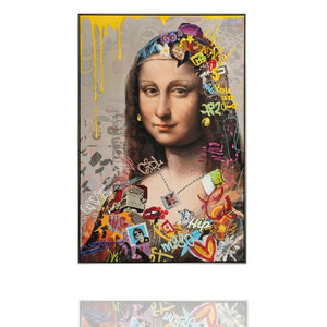 Dieses großformatige Pop-Art-Gemälde zeigt  Lisa, die durch lebendige Graffiti-Elemente, bunte Collagen-Details und markante gelbe Farbtropfen besticht. Das Werk ist in einem eleganten Schattenfugenrahmen gefasst. 