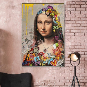 Dieses Bild zeigt das großformatige Lisa-Porträt im modernen Pop-Art-Stil, wie es als zentrales Kunstwerk Die farbenfrohen Graffiti-Elemente des Bildes bilden einen lebendigen Kontrast zur minimalistischen Einrichtung