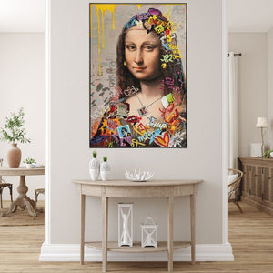 Großformatiges Pop-Art-Gemälde der Mona Lisa mit bunten Graffiti-Elementen und Collagen-Details, präsentiert in einem modernen, hellen Wohnzimmer über einer hölzernen Konsole.