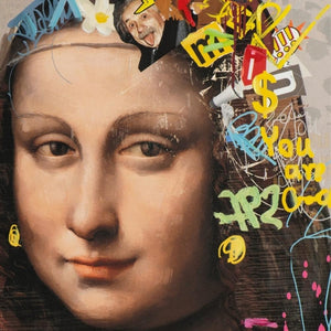 Dieses Bild zeigt eine detaillierte Nahaufnahme des "Pop Art Lisa" Gemäldes. Im Zentrum stehen das fein ausgearbeitete Gesicht der Mona Lisa und die vielfältigen Mixed-Media-Elemente wie Graffiti-Schriftzüge, bunte Sticker und abstrakte Farbspritzer, die dem klassischen Motiv eine moderne, urbane Dynamik verleihen.