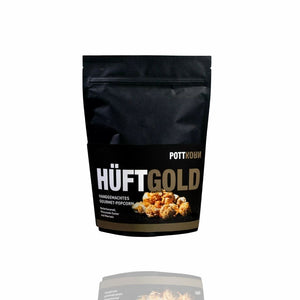 Eine schwarze Tüte vor weißem Hintergrund. Pottkorn Hüftgold Butterkaramell Popcorn von Hand gemacht steht auf der Tüte.