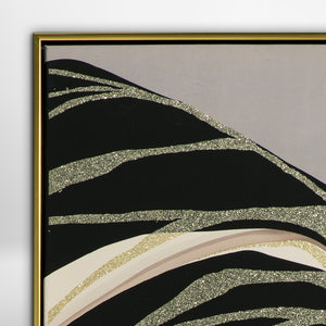 Auf einem schwarzen Frauenporträt wurde goldfarbene Metallfolie eingearbeitet.