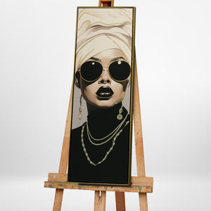 Schmales gerahmtes Bild im hochkant Format mit einem Porträt einer Frau mit Sonnenbrille.