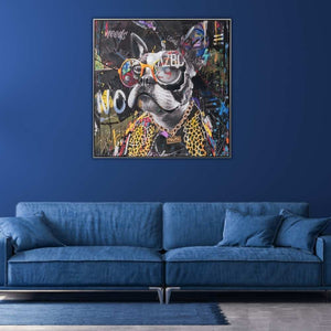 Im einem Tonstudio hängt ein Bild von einem Rapper. Die Französische Bulldogge ist eine Karikatur von einem Hip Hop Musiker im Leopardenmantel mit Sonnenbrille und Goldkette.