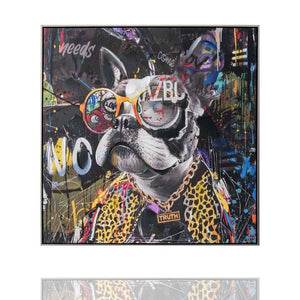 Auf einem Gemälde sieht man den Rapper Dog. Es ist eine Französische Bulldogge mit großer Sonnenbrille, Goldkette und einem Leopardenmantel.