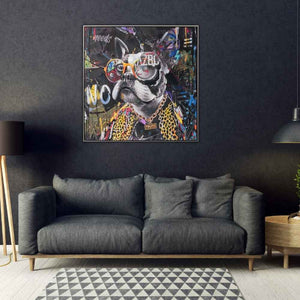 Im Tonstudio hängt an der wand ein großes Bild von einer Französischen Bulldogge. Sie trägt einen Leopardenmantel, Brille und eine Goldkette. Sie schein ein Rapper zu sein.