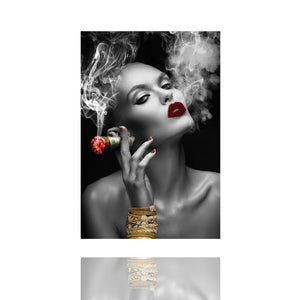 Bild von einer wunderschönen Frau mit glitzernden roten Lippen, goldenen Armreifen und einer übergroßen glühenden Zigarette