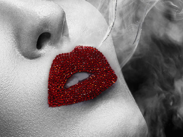 Die auffallend wunderschönen roten Lippen wurden mit einer roten Glitzerfolie auf dem Digitaldruck von ImageLand hervorgehoben.