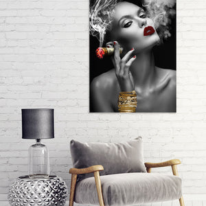 Dieses Bild einer wunderschönen rauchenden Frau mit roten Lippen wird eine Highlight in ihrer Wohnung