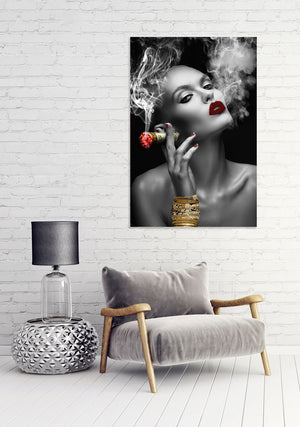 Dieses Bild einer wunderschönen rauchenden Frau mit roten Lippen wird eine Highlight in ihrer Wohnung