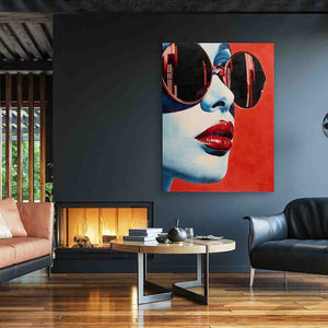 An einer grauen Wand hängt ein Acrylgemälde mit dem Namen Red Summer. Auf dem Gemälde ist eine Frau mit großer Sonnenbrille zu sehen.