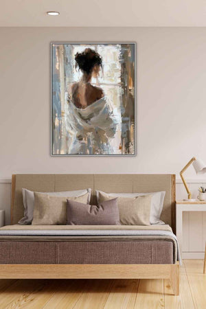 Eine junge Frau im Bademantel wurde von Hand gemalt. Das gerahmte Acrylgemälde hängt in einem Schlafzimmer über dem Bett