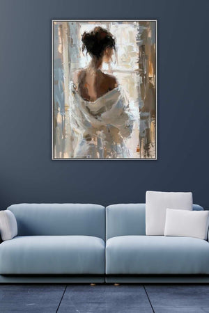 Über einem Sofa an der blauen Wand hängt ein farblich passendes Acrylgemälde. Auf dem Bild ist eine Frau im Bademantel zu sehen die aus dem Fenster schaut.