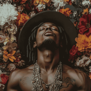 Detailaufnahme eines dunkelhäutigen Mann der mit freiem Oberkörper relaxt in den Himmel schaut. Der Musiker trägt einen Hut unter dem die Dreadlocks hervor schauen. Ist das eine Reggaemusiker auf einem Sommerfestival?