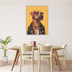 In einem Esszimmer hängt ein Hund mit Sonnenbrille, Goldkette und Lederjacke an der and. Die Hunderasse ist ein Rhodesian Ridgeback.