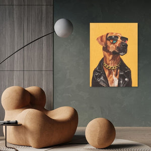 An einer grünen Wand neben einem braunen modernen Sessel hängt ein gelbes Acrylgemälde von einem Rhodesian Ridgeback. Der und trägt Sonnenbrille, Lederjacke und eine dicke Goldkette.