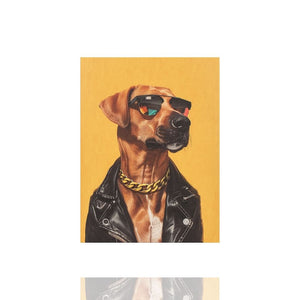 Auf einem Gemälde ist ein Rhodesian Ridgeback Rüde zu sehen. Er trägt eine Sonnenbrille, eine dicke Goldkette und eine schwarze Lederjacke. Er sitzt vor einem gelben Hintergrund.