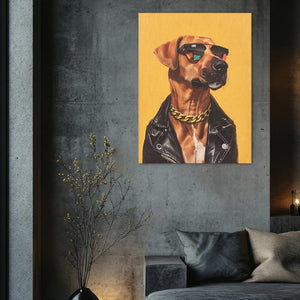An einer grauen Wand in einem modernen Loft hängt ein gelbes Acrylgemälde mit einem Rhodesian Ridgeback Rüden an der Wand.
