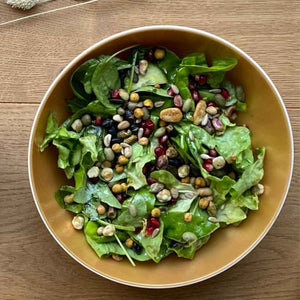 Kerne, Nüsse, Ersen und Bohnen sind in einem frischen Salat gemixt. Salatglück von Jalalldor.