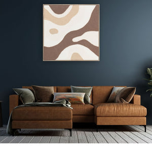 In einem Wohnzimmer über der braunen Couch hängt ein Acrylgemälde mit dem Namen Salty Caramel von ImageLand.