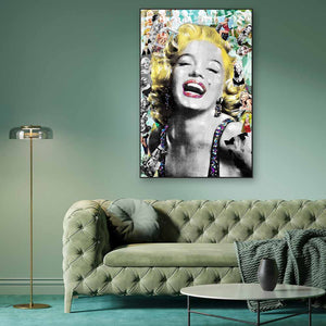 Eine blonde Hollywood Ikone lächelt von einem Acrylgemälde. Diese Schauspielerin der 50ger ist weltberühmt.