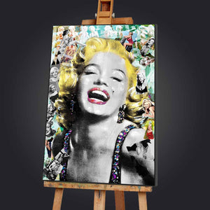 Auf einer Staffelei steht ein Acrylgemälde einer blonden Hollywood Schauspielerin.