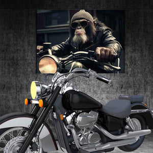 In einer Garage steht ein Motorrad. im Hintergrund ist ein Bild an der Wand mit einem Affen auf einem Motorrad. Geschenktipp für Biker.
