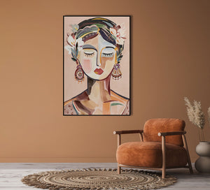 An einer braunen Wand hängt ein naives Portraits einer jungen schlafenden Schönheit. Sie trägt ein Kopftuch mit Blüten und auffallend große Ohrringe.