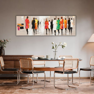 Modernes, schmales Gemälde im Querformat als Wandbild im Esszimmer über dem Esstisch. Das abstrakte Kunstwerk mit buntem Modenschau-Motiv ergänzt die stilvolle Einrichtung mit Designer-Stühlen.