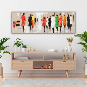 Modernes, schmales Gemälde im Querformat als Wandbild über einem hellen Holz-Sideboard im Wohnzimmer. Das abstrakte Kunstwerk zeigt eine bunte Modenschau-Szene in einer hellen Raumsituation mit Zimmerpflanzen.