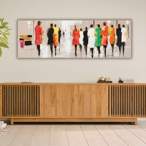 Schmales Gemälde mit buntem Modenschau-Motiv, aufgehängt als moderne Wanddekoration über einem Designer-Sideboard aus Holz vor einer hellen Wand.