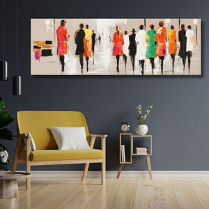 Schmales Gemälde mit buntem Modenschau-Motiv, aufgehängt als moderne Wanddekoration über einem senfgelben Sessel vor einer dunkelgrauen Wand mit hellem Holzfußboden.