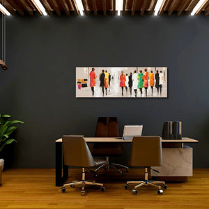 Modernes, schmales Gemälde im Querformat als Wandbild in einem eleganten Büro über dem Schreibtisch. Das abstrakte Kunstwerk mit buntem Modenschau-Motiv setzt einen farbigen Akzent an der dunkelgrauen Wand.