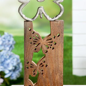 Aus einem Stück Holz sind drei Schmetterlinge ausgeschnitten und auf dem Holzstück ist ein Schmetterling aus Aluminium. Die Skulptur trägt den Namen Butterfly Standrelief und ist ein schönes Dekoelement für die Wohnung oder den Wintergarten.