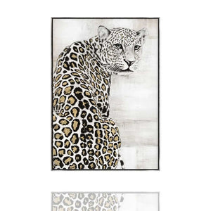 Ein Schneeleopard schaut von einem Acrylgemälde von ImageLand. Die seltene Raubkatze wurde realistisch dargestellt und mit Metallfolie veredelt.