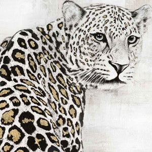 Nahaufnahme vom Gemälde Schneeleopard. Deutlich kann man die Veredelung durch goldener Metallfolie erkennen. Der Blick des Schneeleoparden ist sehr gut gelungen.